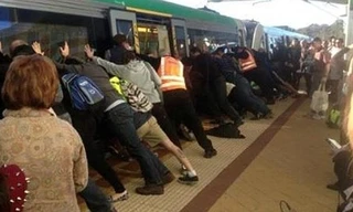 Hơn 50 hành khách đẩy xe lửa nghiêng về một bên cứu người đàn ông. Ảnh: News.com.au