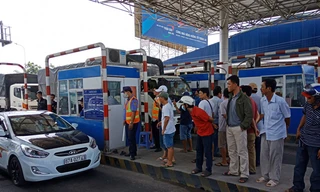 Nhiều người tập trung tại cabin để phản đối trạm thu phí T2 đặt sai vị trí - Ảnh: Kim Hà. 