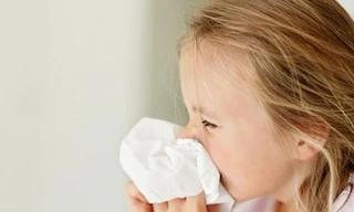  Trẻ dễ bị viêm phế quản trong thời tiết lạnh. Ảnh: Hoidapbacsy.