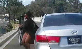 Sốc với cảnh nữ tài xế mở cửa nhảy khỏi ôtô đang chạy