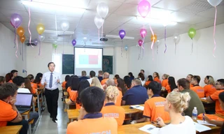 Sinh viên chương trình Đại học đào tạo bằng tiếng Anh sử dụng tiếng Anh là ngôn ngữ giảng dạy và giao tiếp chính