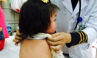 Với nhóm trẻ nhỏ, trẻ suy dinh dưỡng, sởi có thể gây những biến chứng nguy hiểm. Ảnh minh họa: H.Hải