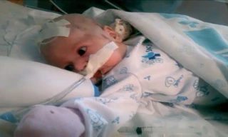 Chỉ vài giờ sau khi sinh, Paula đã ngừng thở và được đưa đi cấp cứu trong vòng 40 phút sau đó.