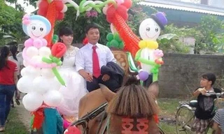 Hình ảnh chú rễ rước dâu bằng xe ngựa đang thu hút sự chú ý của cộng đồng mạng. 