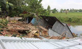 Chiều hôm qua, bất ngờ 6 căn nhà dân ở ấp Phú Thạnh bị kéo sụp xuống kênh.