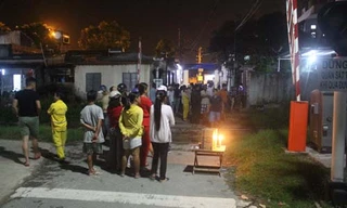 Người dân hiếu kỳ theo dõi vụ việc.