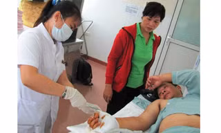 Các bác sĩ Bệnh viện Phong - Da liễu Trung ương Quy Hòa đã nối thành công 4 ngón tay đứt lìa cho bệnh nhân Minh 