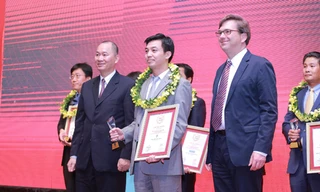 Ông Vũ Văn Thắng (giữa) – Phó Tổng Giám đốc Bảo hiểm PVI nhận Giấy chứng nhận từ Ban tổ chức