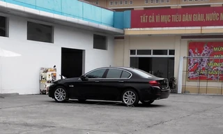 Chiếc xe BMW không biển số đang bị tạm giữ tại Trạm CSND số 1 (Công an quận Hồng Bàng)