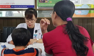 Bác sĩ Bệnh viện Nguyễn Tri Phương khám, tư vấn về chậm tăng trưởng chiều cao ở trẻ. Ảnh: Lê Phương.