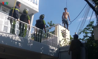  Gần 100 cảnh sát xịt vòi rồng khống chế thanh niên cầm dao trên nóc nhà