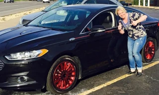 Becky Schoenig và chiếc xe mất trộm được tìm lại với những khác biệt so với lúc trước. Ảnh: Becky Schoenig.