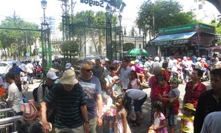 Thảo Cầm Viên đông nghẹt khách từ sáng sớm