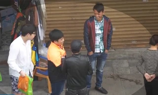 Phố cổ Hà Nội lại xuất hiện nhóm đánh giày trấn lột trắng trợn