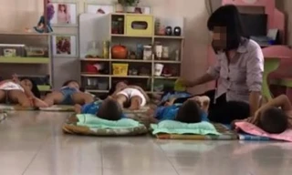 Sự việc nữ giáo viên mầm non tại TP HCM có hành vi đánh trẻ bị xử lý tháng 4/2018. Ảnh cắt từ clip.