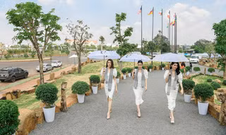Á Hậu Thùy Dung 'Tiền nhiều để giúp đất nước và thanh niên lập chí khởi nghiệp'