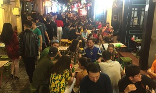 Phố Tạ Hiện luôn sôi động và thu hút một lượng lớn khách du lịch về đêm