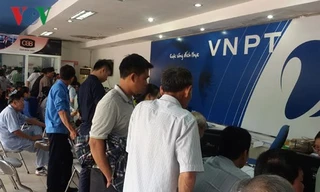 Người người chen chúc chờ đợi để được đăng ký tại một điểm giao dịch ở thành phố Vinh.