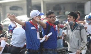 Hướng dẫn thí sinh tới điểm thi THPT quốc gia. Ảnh: Hoàng Triều