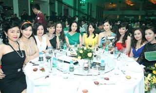 Giáng My kiêu sa với váy lệch vai