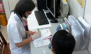 Nên khám thai thường xuyên để theo dõi sát tình trạng thai và kịp thời phát hiện những bất ổn. Trong ảnh: Khám thai tại Trung tâm Chăm sóc sức khỏe sinh sản TP HCM