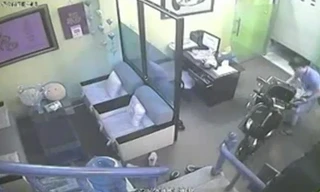 Tên trộm ngậm dao vào nhà ăn cắp Vespa, rượu ngoại