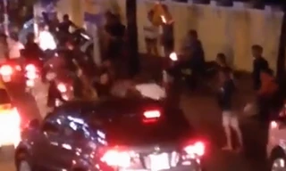 Hỗn chiến như bang phái giữa trung tâm thành phố biển