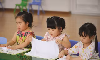 Tiến sĩ Vũ Thu Hương cho rằng, dạy con học chữ trước 6 tuổi là phụ huynh đang hủy hoại nhiều điều ở con trẻ.