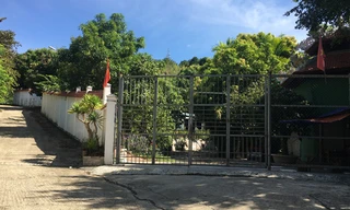 Khu biệt phủ vắng vẻ, được đóng kín cửa. Ảnh: Thanh Trần. 