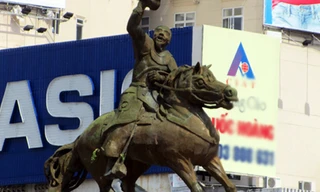 Tượng đài Trần Nguyên Hãn trước chợ Bến Thành bị rơi mất chân phải. Ảnh: VnExpress