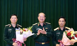 Thượng tướng Bế Xuân Trường chúc mừng Trung tướng Nguyễn Tân Cương và Thiếu tướng Nguyễn Doãn Anh được bổ nhiệm chức vụ mới. Ảnh QK4