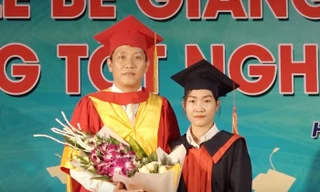 Trần Thị Minh Hoa cùng thầy Hiệu trưởng Trường ĐH Thành Đô trong lễ tốt nghiệp.