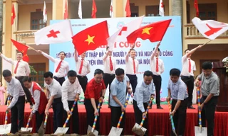 Các đại biểu thực hiện nghi lễ khởi công