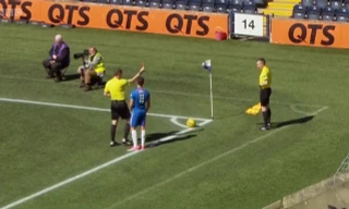 Trọng tài chính phạt thẻ đỏ trọng tài biên trong trận đấu ở Scotland