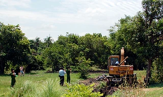 Cơ quan chức năng tỉnh Tây Ninh khai quật các hố chôn rác thải y tế. Ảnh: Mai Linh.
