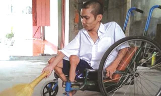 Ngồi dậy sau 40 năm.... liệt giường