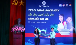 Ông Thái Văn Chuyện trao bảng đồng hành cùng dự án “Sách hay dành cho học sinh tiểu học”