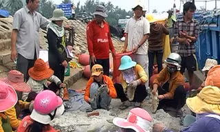 Săn hải sâm dưới đáy đại dương