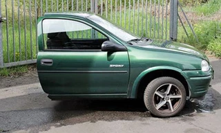 der.juli cắt đồ đạc làm đôi rồi rao bán trên mạng để trêu tức bạn gái cũ. Ảnh: 9news.com.au.