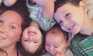 Massage và ôm ấp là cách Katie gọi con dậy trong tâm trạng thoải mái mỗi sáng. Ảnh: Viewsfromastepstool.