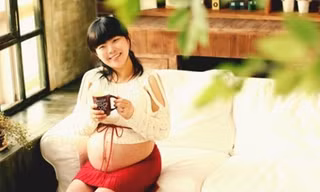 Mẹ âu yếm con quá sớm thông qua việc xoa bụng bầu thường xuyên có thể gây sẩy thai. (ảnh minh họa)