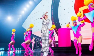 Katy Perry mặc đồ diễn của nhà thiết kế Việt Nam
