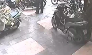 Chiếc xe SH của chủ quán cà phê bị tên trộm giả khách lấy mất. 