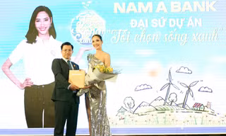 Ông Trần Ngọc Tâm – Tổng Giám đốc Nam A Bank công bố Á hậu Hoàng Thùy trở thành Đại sứ Vì Môi Trường cho dự án “Tôi chọn sống xanh”.