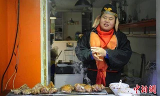 Đóng vai 'Trư Bát Giới' đi bán... chân giò nướng