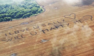 Màn cầu hôn lãng mạn và tốn kém của chàng nông dân.