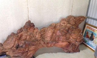 Bức tượng phật Di Lạc được ông Đoàn chạm khắc với những họa tiết, đường nét rất tinh xảo, bắt mắt.