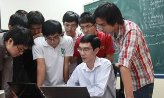 TS Đinh Bá Tiến luôn gần gũi và chỉ dẫn tận tình cho sinh viên của mình - Ảnh: Minh Luân 