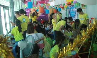 CLB tình nguyện Bé Khỏe Bé Ngoan mang đến các ngày hội trung thu chan chứa tình thương dành tặng các bệnh nhi. Không chỉ tự dàn dựng các tiết mục văn nghệ “cây nhà lá vườn”, các em còn mời các ca sĩ trẻ đến biểu diễn như một món quà đặc biệt tặng các em n