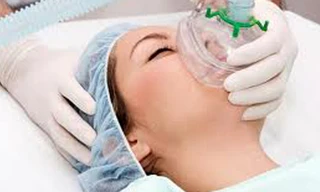 Gây mê cho bệnh nhân trước khi phẫu thuật.